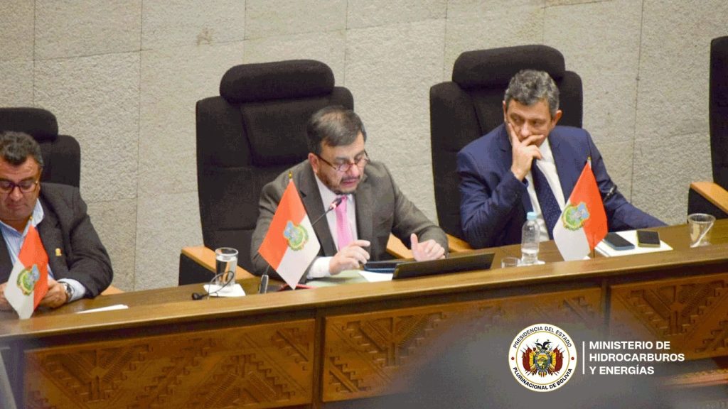 UCOM MHE 09-04-2026.- “No acepto la acusación de corrupción. Yo nunca he participado en actos de corrupción y de hecho no tengo nada que ocultar. Por eso estoy acá, justamente, porque estoy abierto a cualquier diálogo constructivo”, afirmó el ministro de Hidrocarburos y Energías, Mauricio Medinaceli, durante la sesión de interpelación en la Asamblea Legislativa.  La sesión, que se encontraba en cuarto intermedio desde el pasado 27 de febrero, fue retomada en medio de cuestionamientos por un presunto sobrepr