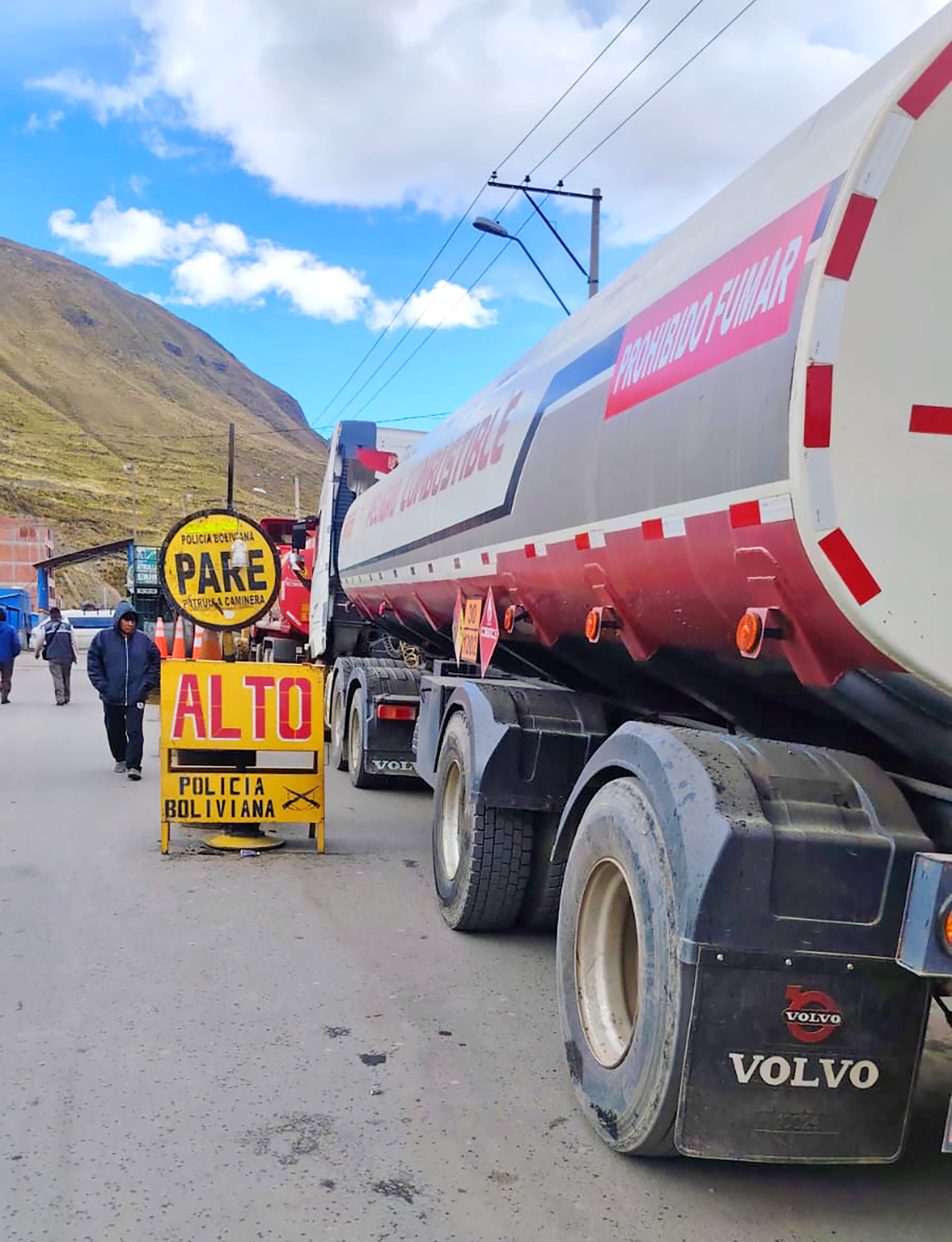 Bloqueos en rutas de La Paz generan retrasos en la programación logística y operativa de YPFB