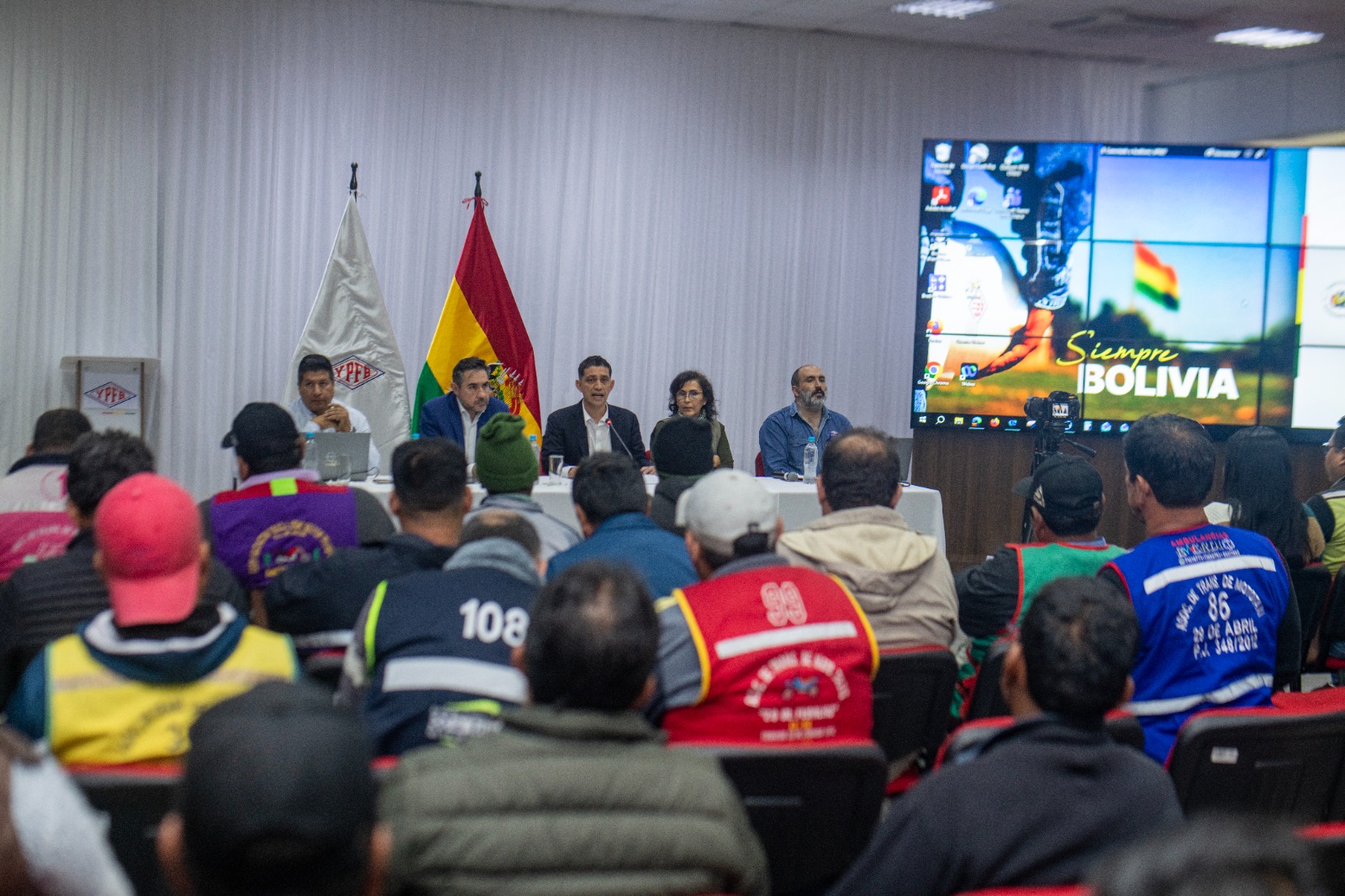 Más de 20 federaciones de mototaxistas alcanzan acuerdo con YPFB y levantan medidas de presión en Santa Cruz