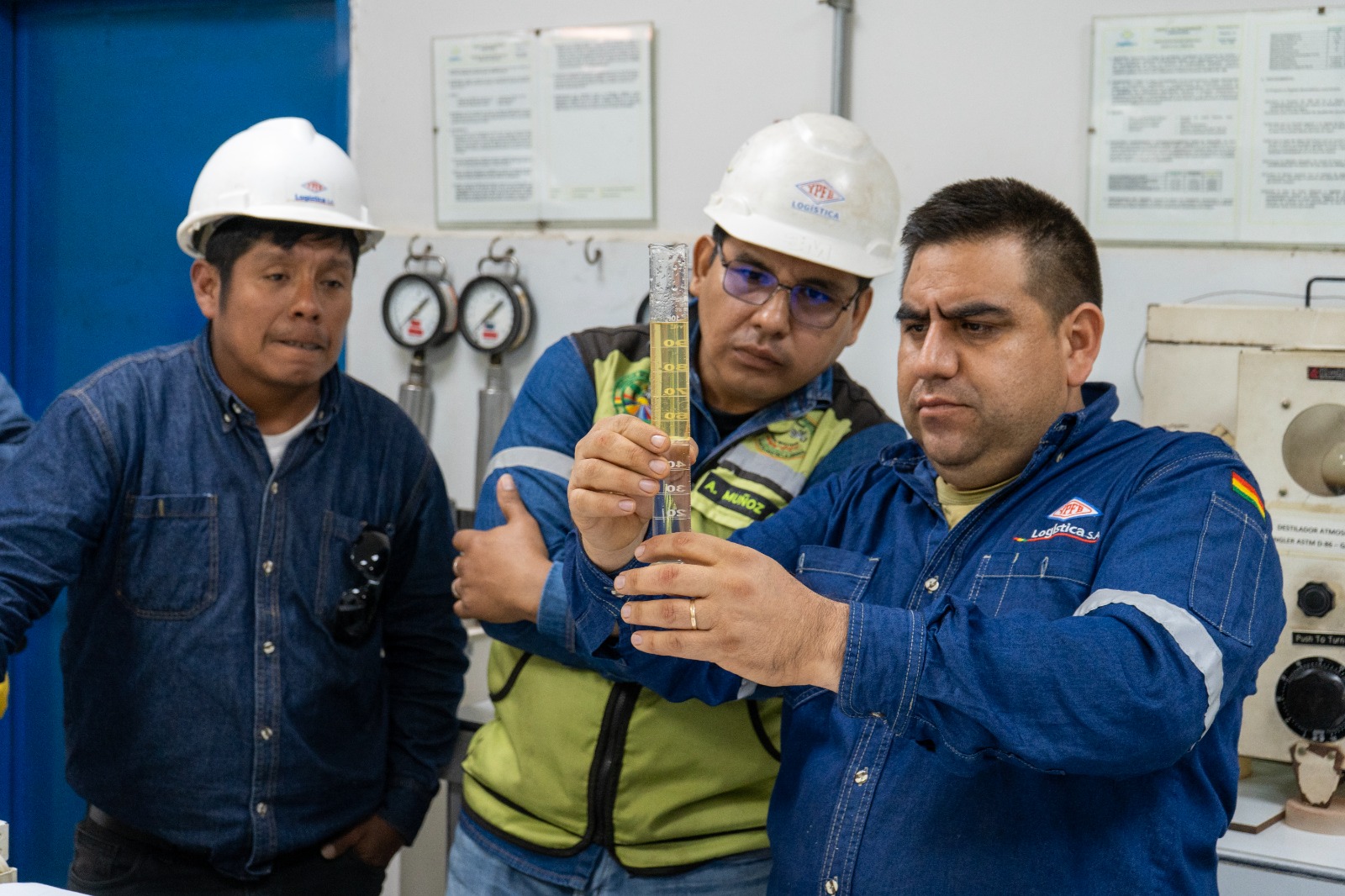 YPFB transparenta controles de calidad y mototaxistas verifican análisis de gasolina en laboratorios de Palmasola