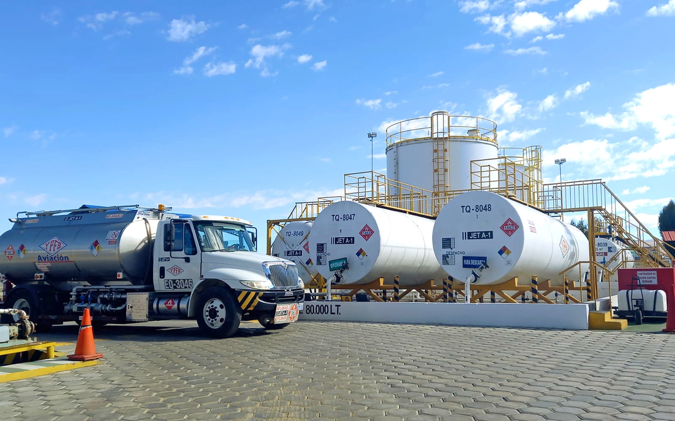Bloqueos en La Paz restringen acceso de camiones cisterna con Jet Fuel a la aeroplanta de YPFB