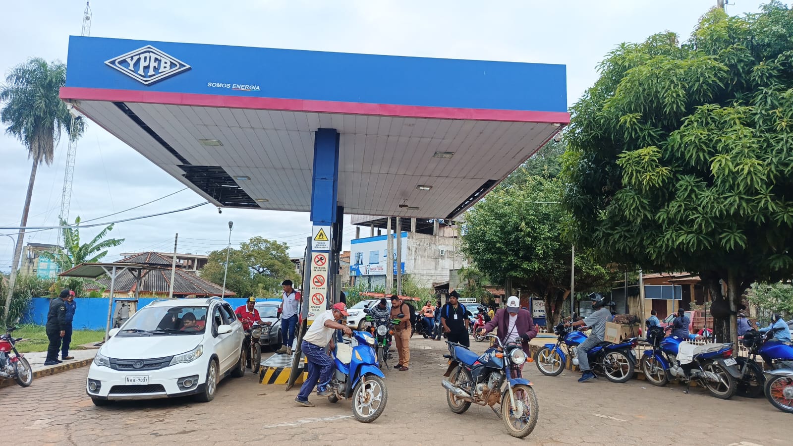 YPFB programa despacho de 45.000 litros de combustibles para Cobija