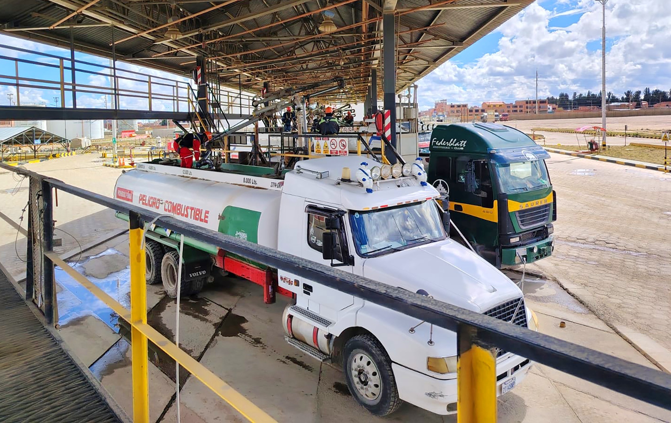 YPFB despacha 1,1 millones de litros de gasolina y 50.000 garrafas de GLP para El Alto y La Paz
