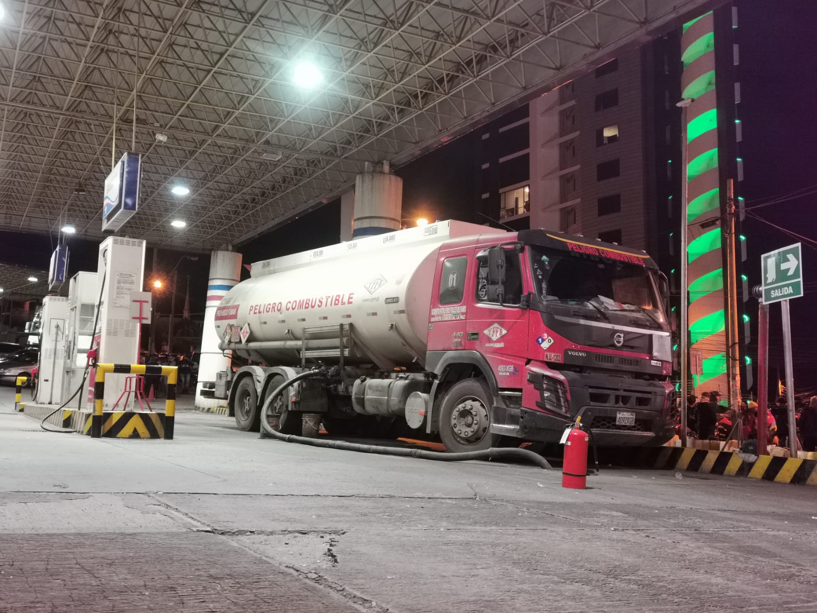 Estaciones de servicio de La Paz y El Alto recibieron despacho de 1.100.000 litros de gasolina