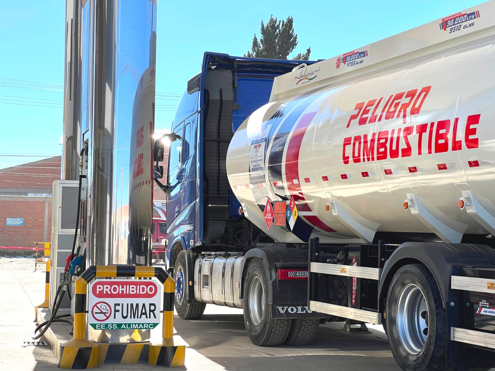 YPFB despacha 57 cisternas de Diésel Oíl para abastecer a todas las EESS del departamento de La Paz