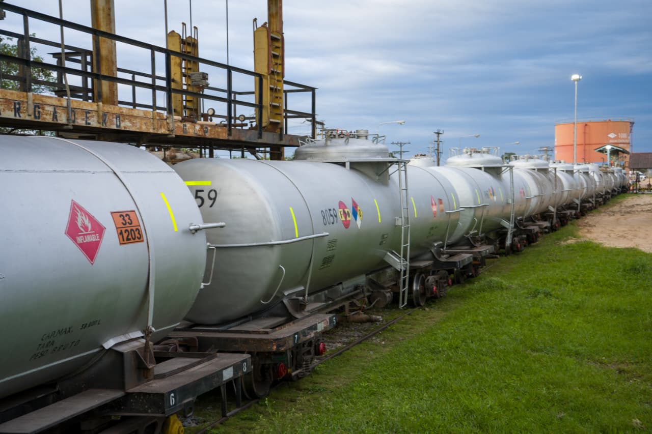 Bolivia reactiva importación de gasolina por ferrocarril