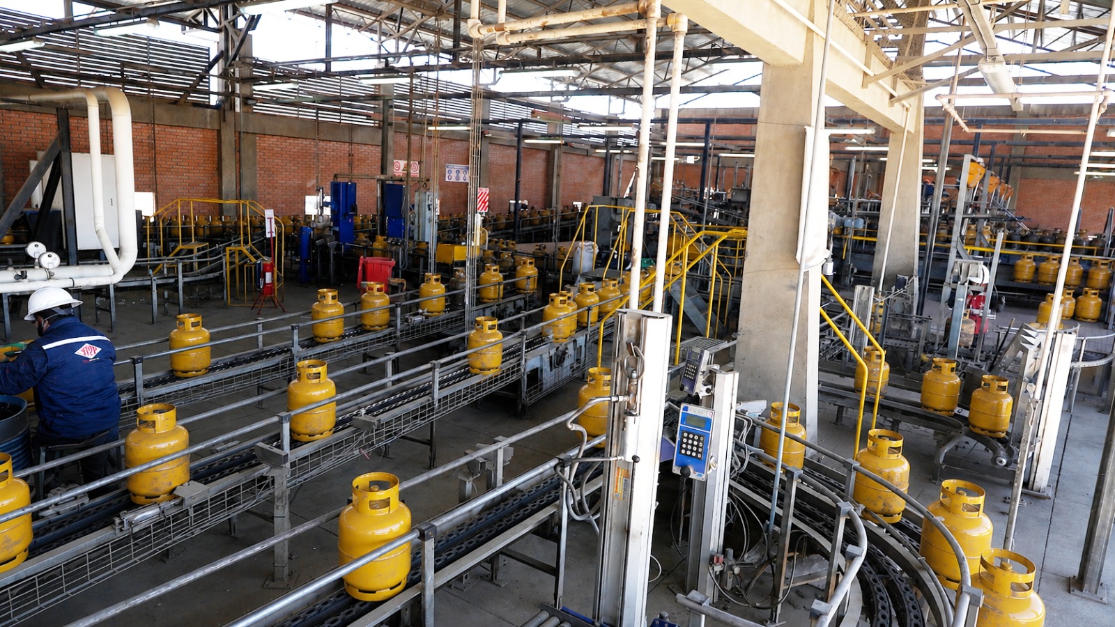 YPFB garantiza abastecimiento en el norte paceño con el envío de 500.000 litros de gasolina y 15.000 garrafas de GLP pese a los bloqueos