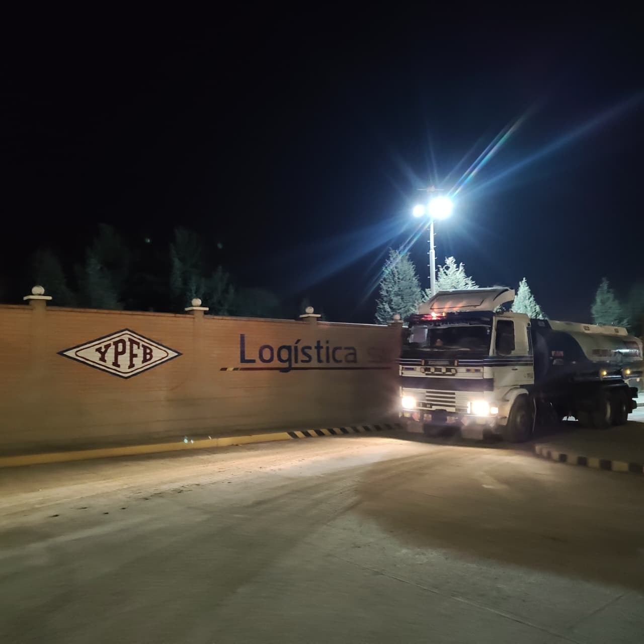YPFB destina 595.000 litros de gasolina a provincias paceñas libres de bloqueos