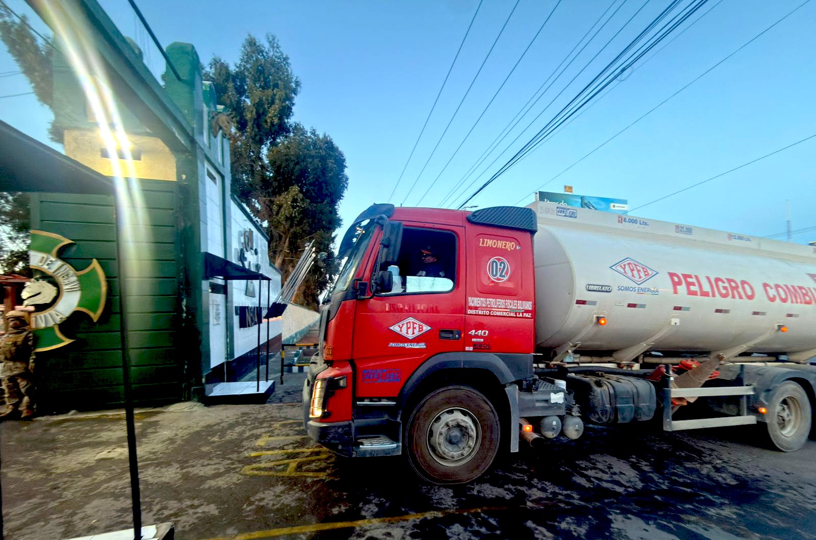 YPFB habilita punto móvil de venta de gasolina en El Alto