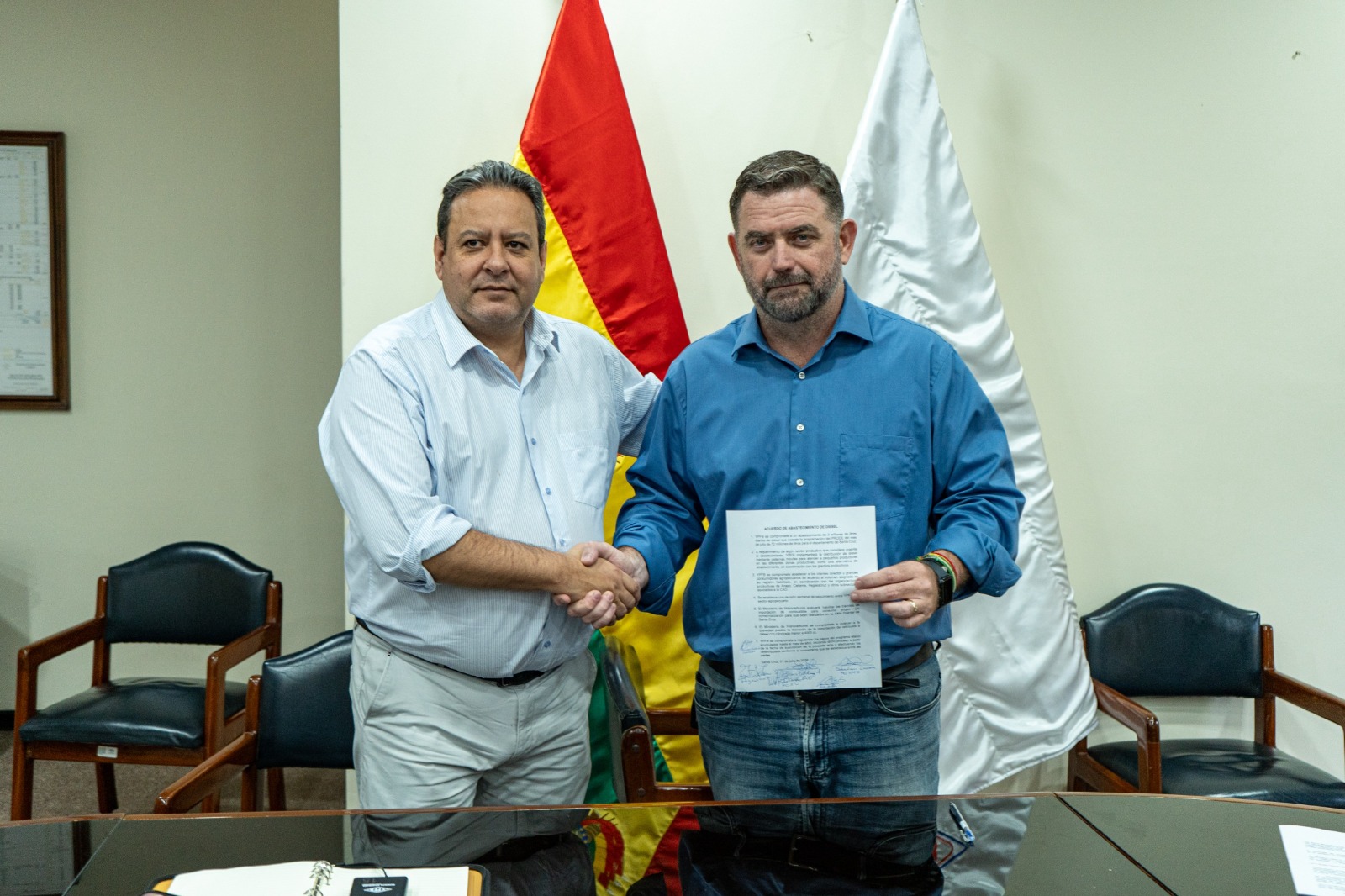 YPFB y el sector productivo cruceño sellan acuerdo para asegurar 72 millones de litros de diésel durante julio