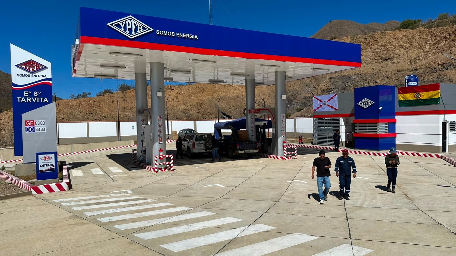 Gobierno entrega surtidor “Tarvita” para comercializar gasolina y diésel de calidad