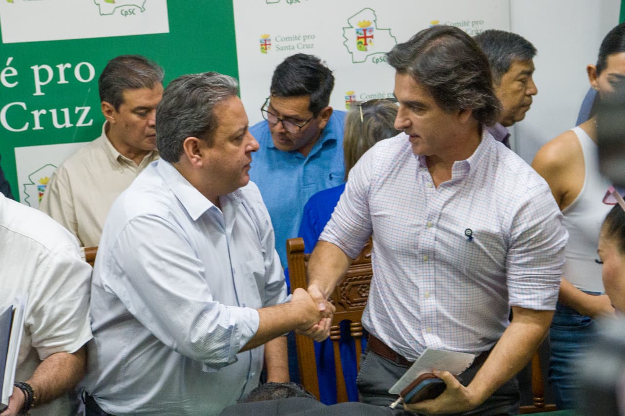 YPFB expone acciones inmediatas ante cívicos y autoridades departamentales para superar el desabastecimiento de combustibles en Santa Cruz