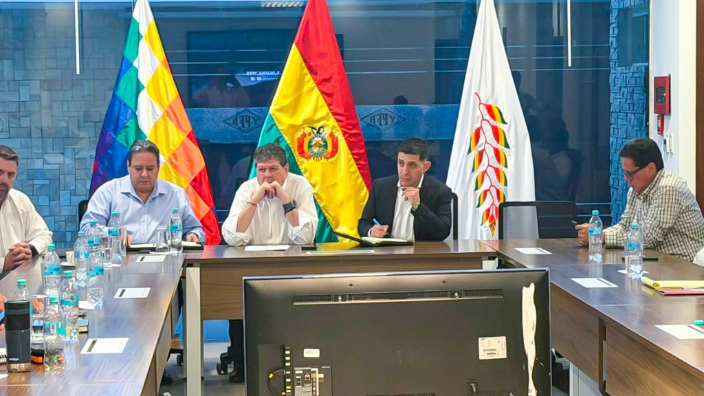 YPFB y el Ministerio de Hidrocarburos impulsan una agenda conjunta con la CAO, para garantizar el suministro de combustibles