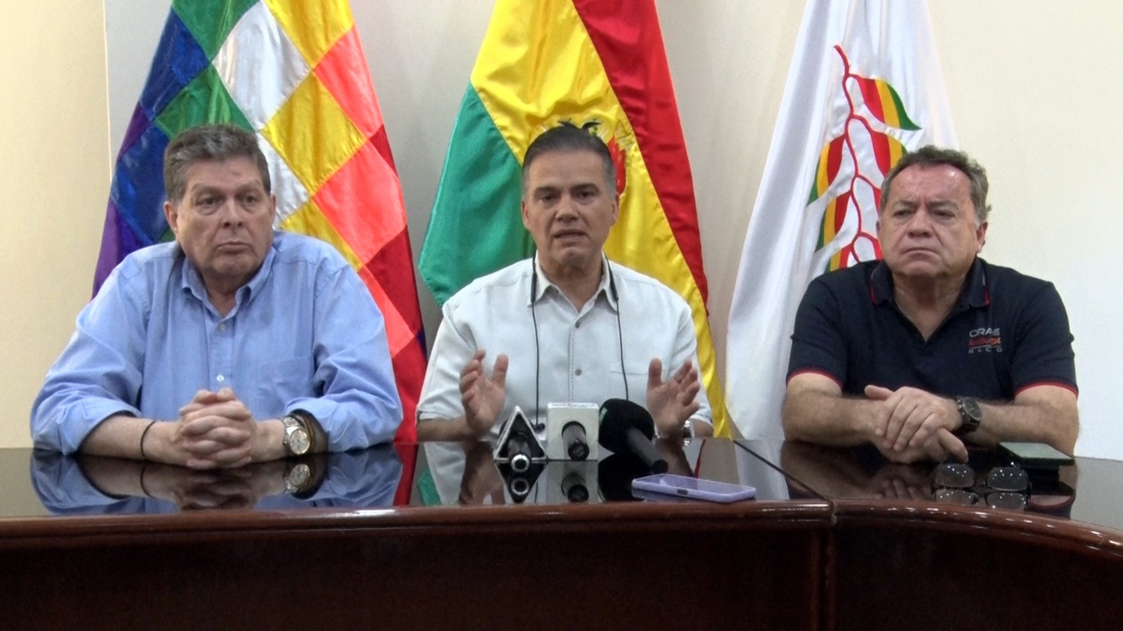 Gobierno y cisterneros pactan tarifa transitoria y dejan en suspenso el paro