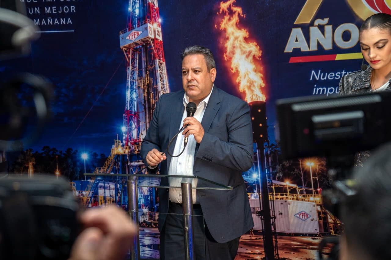 YPFB “no es solamente gasolina y diésel”, afirma Daroca al presentar el rumbo de la estatal en Expocruz