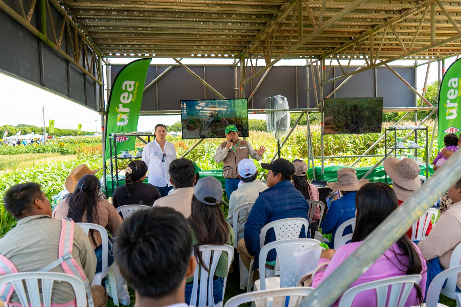 YPFB capacita a productores y estudiantes sobre el uso de urea granulada en Agro Vidas 2026