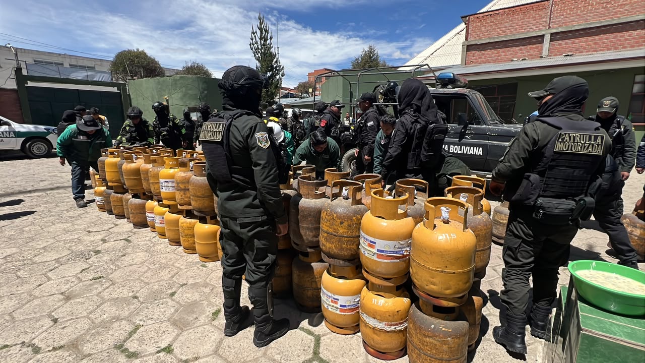 ANH y YPFB decomisan 300 garrafas de GLP y 250 litros de combustibles líquidos en la Terminal de El Alto